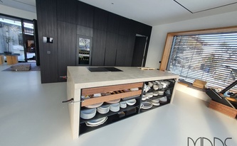 Moderner Küchenblock mit eleganten Marmor Arbeitsplatte und Seitenwangen Jura Grau