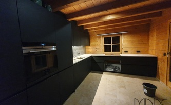 Schwarze Küche mit Marmor Arbeitsplatten Jura Gelb