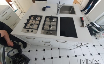 Dekton Arbeitsplatte Uyuni auf der Kücheninsel montiert