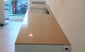 Küche mit Caesarstone Arbeitsplatten 2350 Latte