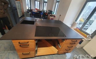 Kücheninsel mit Dekton Arbeitsplatte Domoos ausgestattet