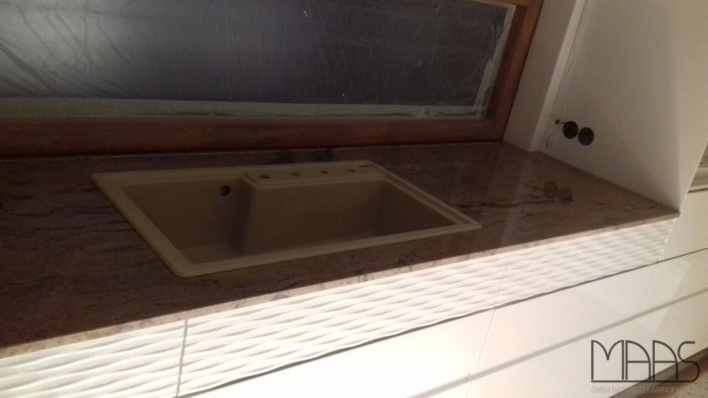 Granit Arbeitsplatte Atlantic Yellow mit gesägtem Ausschnitt Granit Arbeitsplatte Atlantic Yellow mit gesägtem Ausschnitt