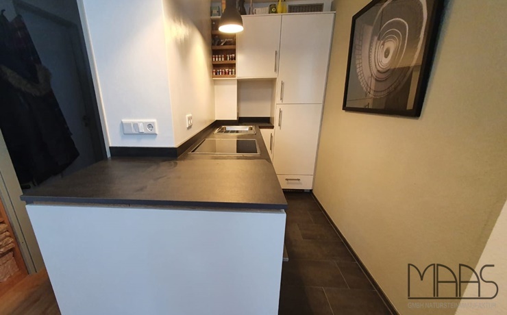 Aufmaß, Lieferung und Montage - Aachen Bromo Dekton Arbeitsplatten und Sockelleisten