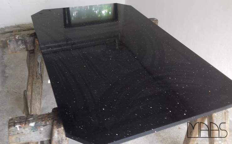 Lieferung - Altenburg Negro Stellar Silestone Tischplatte