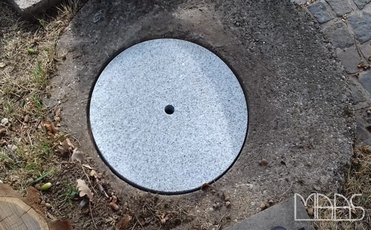 Lieferung - Bergisch Gladbach Padang Cristallo TG 34 Granit Schachtdeckel