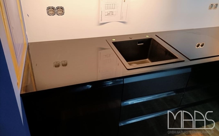 Aufmaß, Lieferung und Montage - Berlin IKEA Küche mit Negro Tebas Silestone Arbeitsplatten