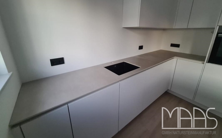 Bischofsheim White Concrete Level Keramik Arbeitsplatten