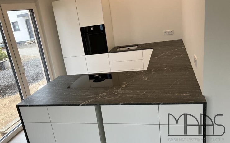 Aufmaß, Lieferung und Montage - Bornheim IKEA Küche mit Porto Branco Scuro Granit Arbeitsplatten und Seitenwangen Aufmaß, Lieferung und Montage - Bornheim IKEA Küche mit Porto Branco Scuro Granit Arbeitsplatten und Seitenwangen