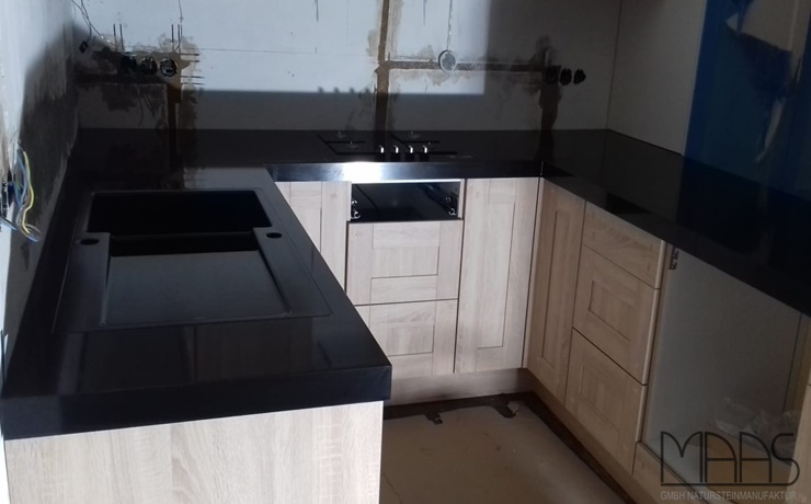 Aufmaß, Lieferung und Montage - Brüssel Iconic Black Silestone Arbeitsplatten