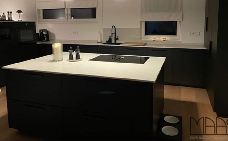 Aufmaß, Lieferung und Montage - Burbach IKEA Küche mit Bianco Venato Quarz Arbeitsplatten und Rückwand Aufmaß, Lieferung und Montage - Burbach IKEA Küche mit Bianco Venato Quarz Arbeitsplatten und Rückwand