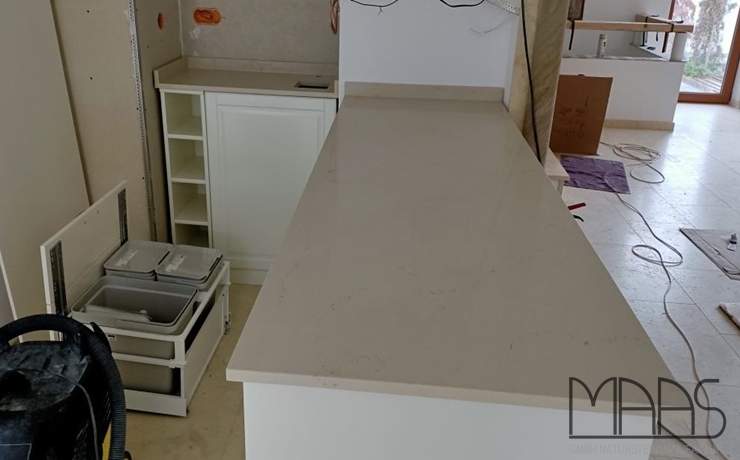 Donauwörth IKEA Küche mit 5220 Dreamy Marfil Caesarstone Arbeitsplatten und Wischleisten