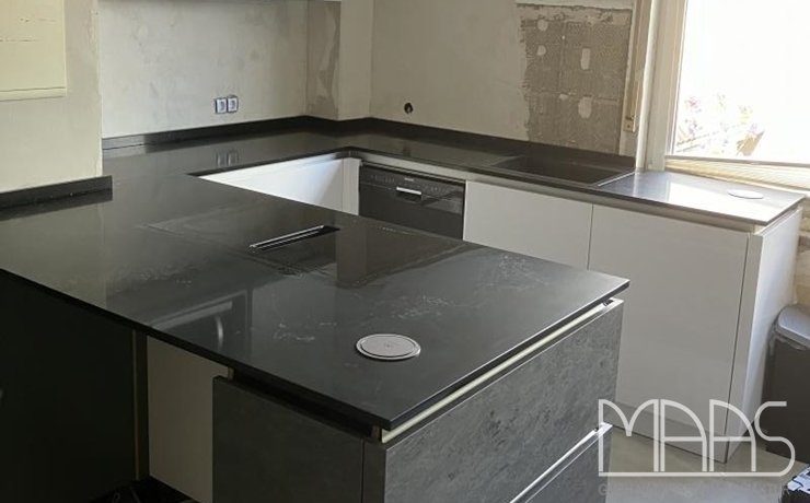 Dormagen 5101 Empira Black Caesarstone Arbeitsplatten und Wischleisten