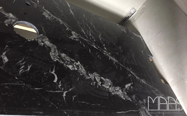 Lieferung - Düsseldorf Nero Marquina Marmor Duschrückwand