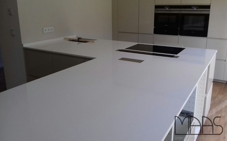 Aufmaß, Lieferung und Montage - Erding IKEA Küche mit Iconic White Silestone Arbeitsplatten