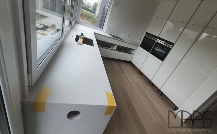 Frankfurt am Main 4011 Cloudburst Concrete Caesarstone Arbeitsplatten und Glasrückwand