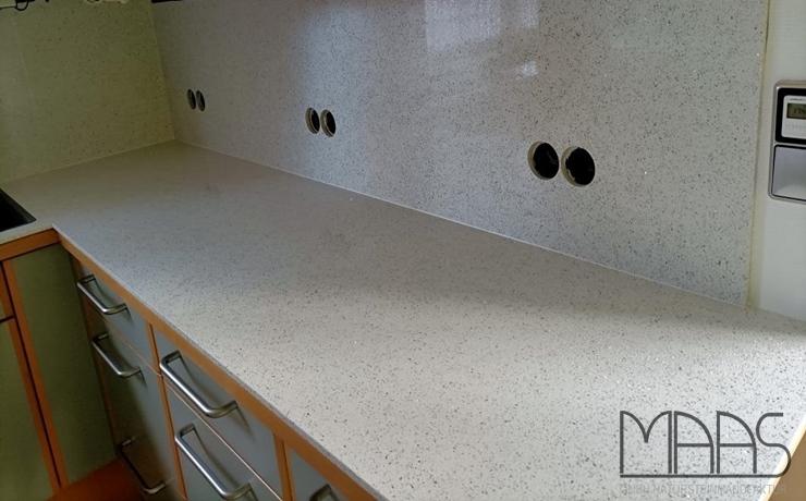 Aufmaß, Lieferung und Montage - Hamburg Blanco Stellar Silestone Arbeitsplatten und Rückwände