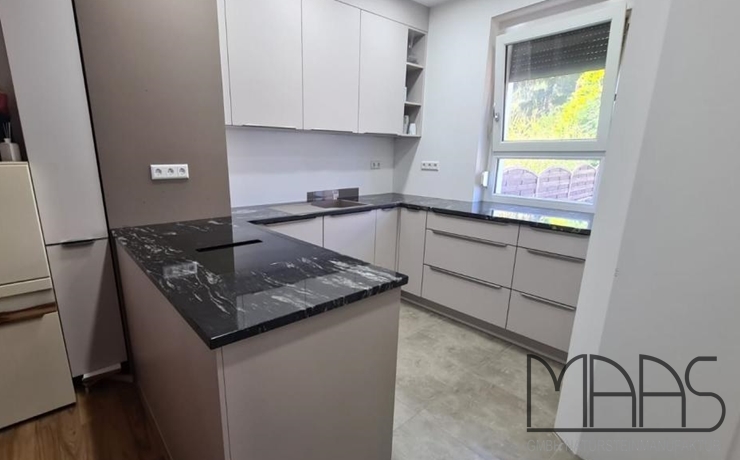 Heilbronn Black Cosmic Granit Arbeitsplatten und Fensterbank
