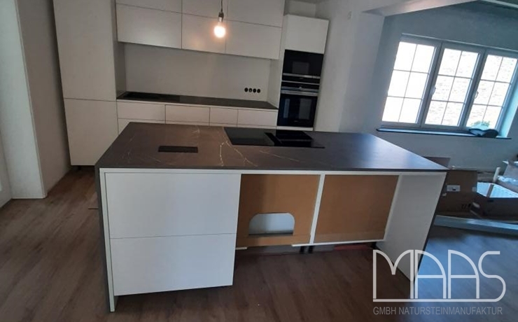 Kerpen Pietra Grey Infinity Arbeitsplatten, Seitenwangen und Rückwand