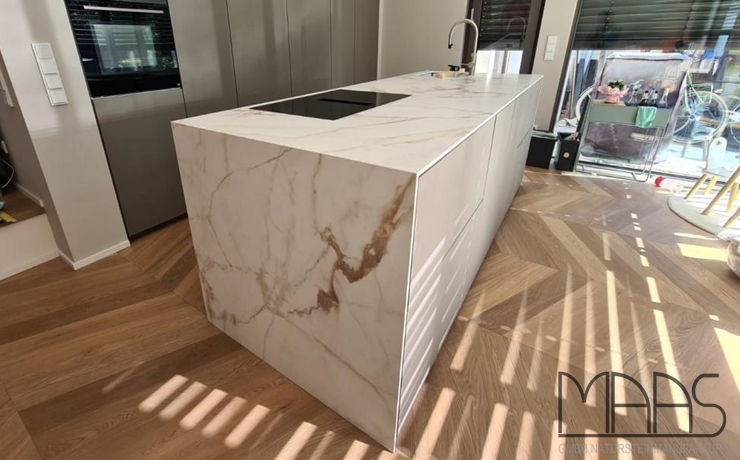 Köln Calacatta Gold Porcelanosa Arbeitsplatten und Seitenwange