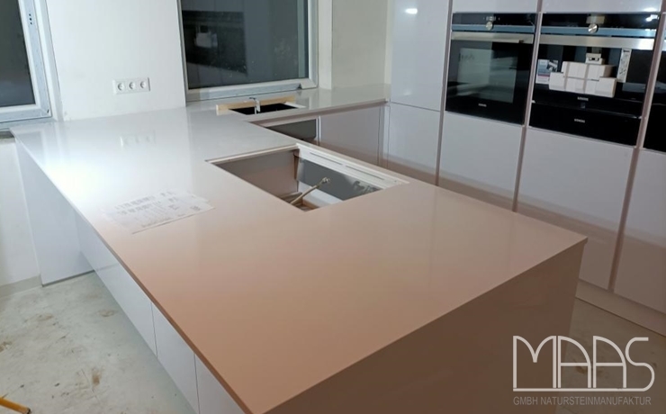 Aufmaß, Lieferung und Montage - Köln Iconic White Silestone Arbeitsplatten