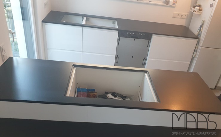 Köln IKEA Küche mit Negro Tebas Silestone Arbeitsplatten