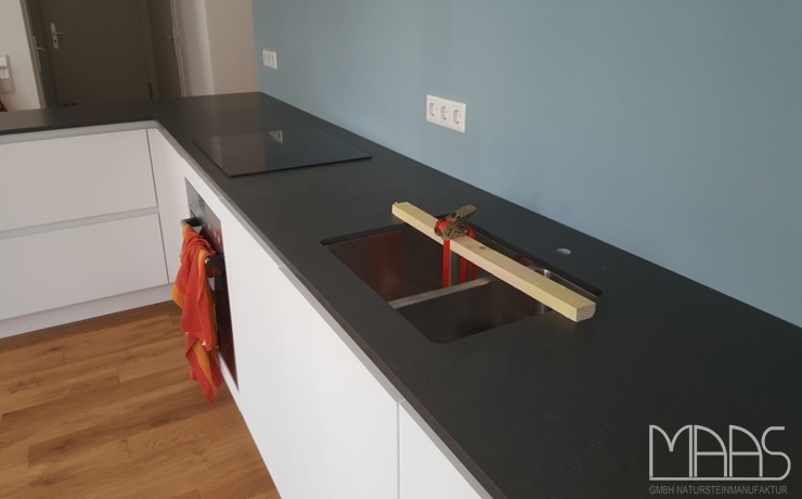 Aufmaß, Lieferung und Montage - Köln Raven Caesarstone Arbeitsplatten