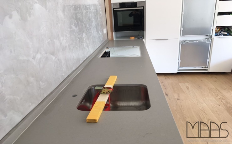 Aufmaß, Lieferung und Montage - Köln Raw Concrete Caesarstone Arbeitsplatten