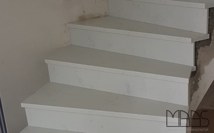 Aufmaß, Lieferung und Montage - Mayen Bianco Venato Quarz Treppen und Randband Aufmaß, Lieferung und Montage - Mayen Bianco Venato Quarz Treppen und Randband