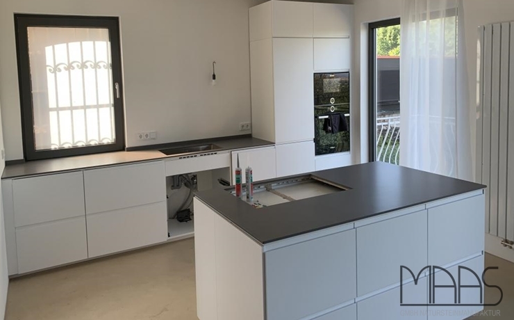 Aufmaß, Lieferung und Montage - Mayen Pietra di Piombo Neolith Arbeitsplatten, Wischleisten und Fensterbank 