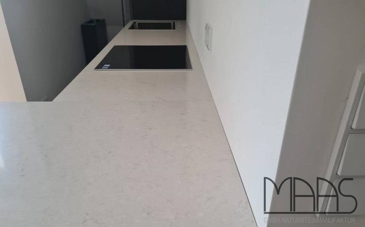 München IKEA Küche mit Snowy Ibiza Silestone Arbeitsplatten und Rückwand