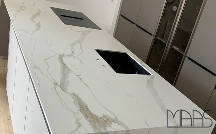 Philippsburg Calacatta Oro Infinity Arbeitsplatte und Seitenwangen