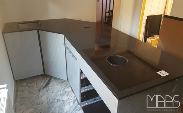 Aufmaß, Lieferung und Montage - Schwabach Jet Black Caesarstone Arbeitsplatten