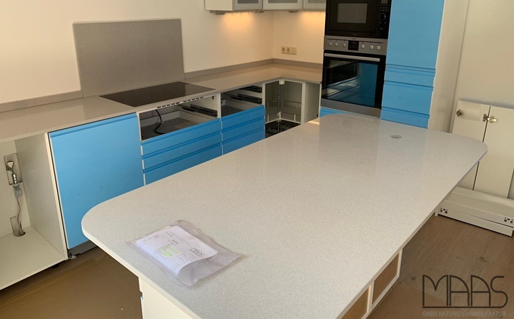 Schweinfurt IKEA Küche mit Aluminio Nube Silestone Arbeitsplatten