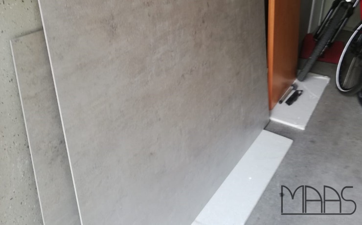 Schwerte Beton Neolith Fliesen und Sockelleisten