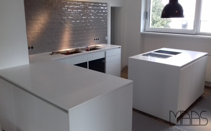 Aufmaß, Lieferung und Montage - Siegburg 1141 Pure White / Perfect White Caesarstone Arbeitsplatten