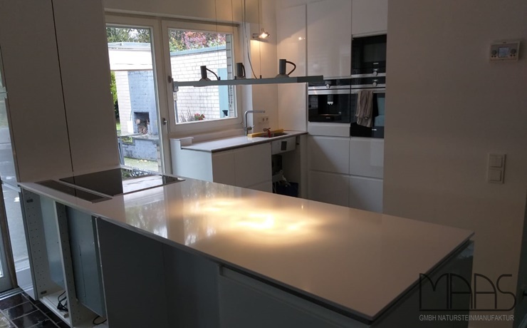 Stolberg IKEA Küche mit Iconic White Silestone Arbeitsplatten