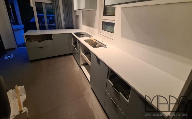 Stuttgart IKEA Küche mit 1141 Pure White Caesarstone Arbeitsplatten und Fensterbank