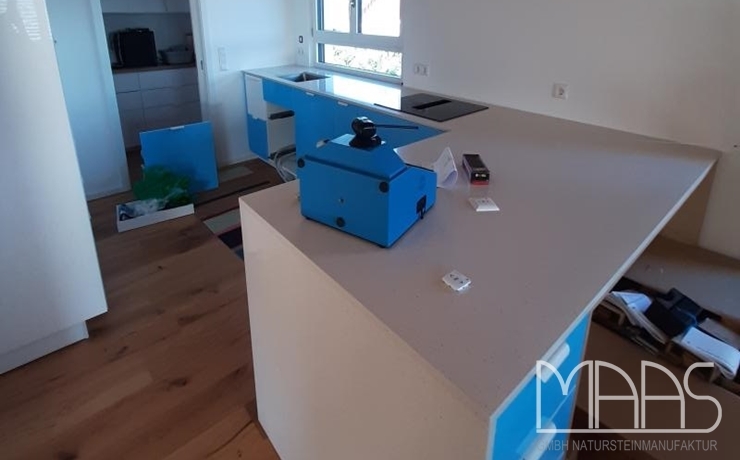 Titisee-Neustadt IKEA Küche mit Moon Compac Quarzagglo Arbeitsplatten