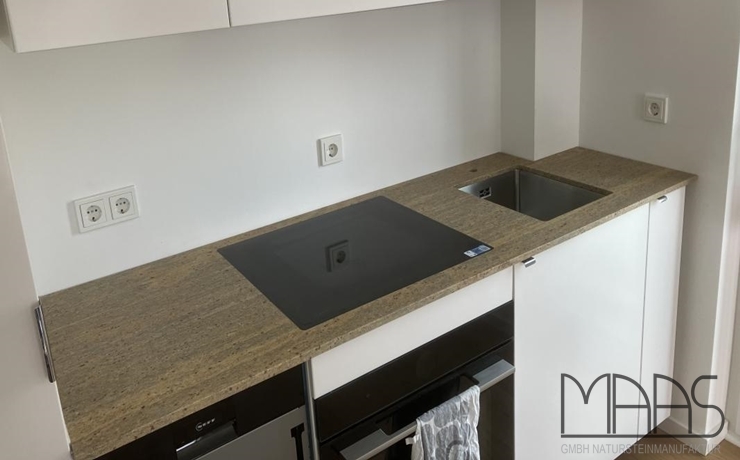 Troisdorf IKEA Küche mit Kashmir Gold Chiaro Granit Arbeitsplatten und Wischleiste
