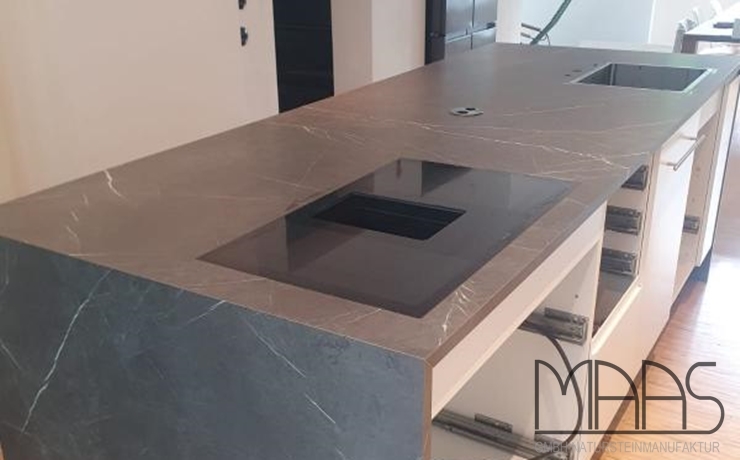 Übach-Palenberg Pietra Grey Infinity Arbeitsplatte und Seitenwangen