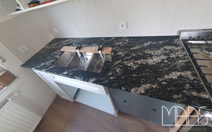 Wettenberg IKEA Küche mit Tempest Black Granit Arbeitsplatten