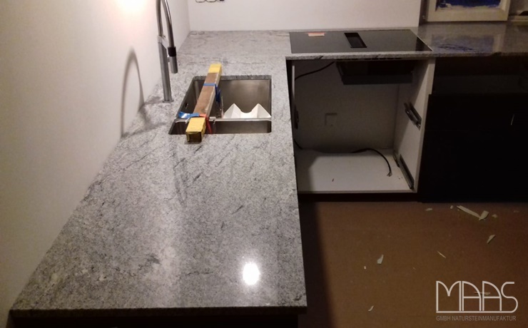 Aufmaß, Lieferung und Montage - Wolfratshausen IKEA Küche mit Viscont White Granit Arbeitsplatten