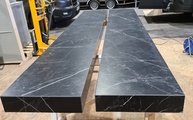 Auf Gehrung hergestellte Dark Marquina SapienStone Thekenabdeckung