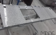 Produktion - Blanco Cristal Extra Granit Arbeitsplatte mit Ausschnitt und Bohrungen
