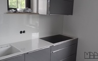 Montage in Ahaus der Silestone Arbeitsplatten Eternal Calacatta Gold und Glasrückwände RAL-Farbe 9016 Verkersweiß