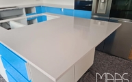 Kücheninsel mit White Storm Silestone Arbeitsplatte