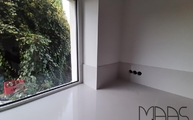 White Storm Silestone Arbeitsplatte unter dem Fenster montiert
