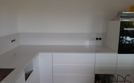 Montage der White Storm Silestone Rückwände