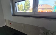 Montage der Porto Branco Scuro Granit Fensterbank