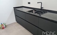 Küchenzeile mit Porto Branco Scuro Granit Arbeitsplatte und Wischleisten